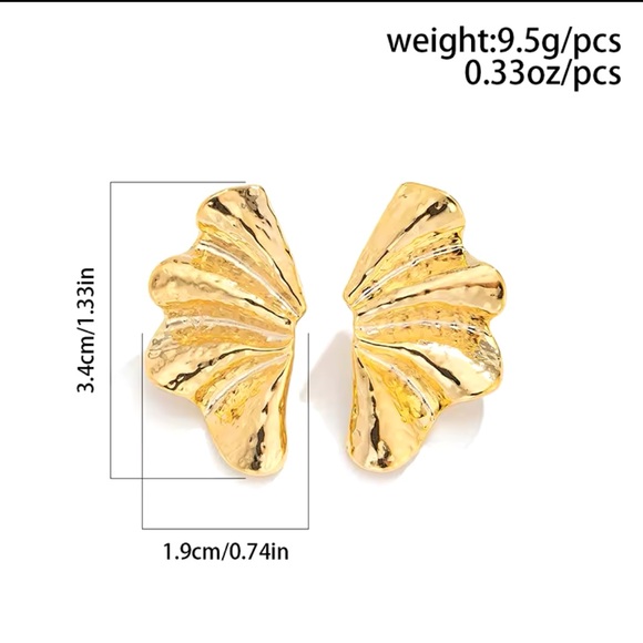 Esme - Gold Maple Leaf Stud Earrings Trend 2024-2025 - Picture 9 of 9